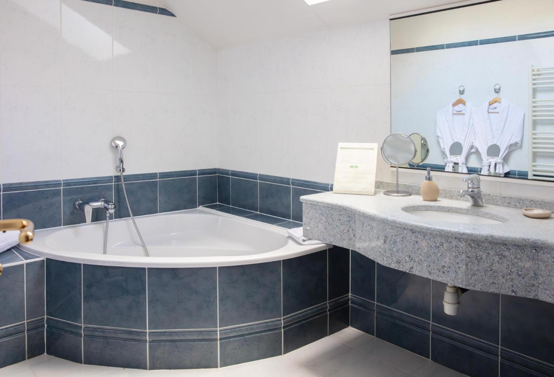 L'Aubiniere Hotel Restaurant & Spa Saint-Ouen-les-Vignes Εξωτερικό φωτογραφία